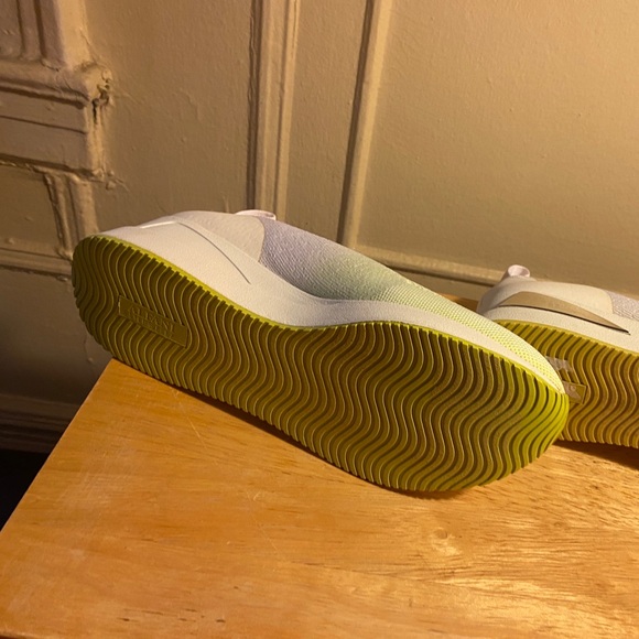 Stylish comfort wedge sneakers. Size 8 wide - Picture 1 of 3